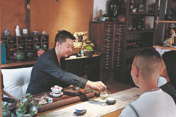 Guesthouse owner in Yunnan old town enjoys 'easygoing' lifestyle