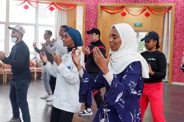 International students embrace tai chi in Shanghai