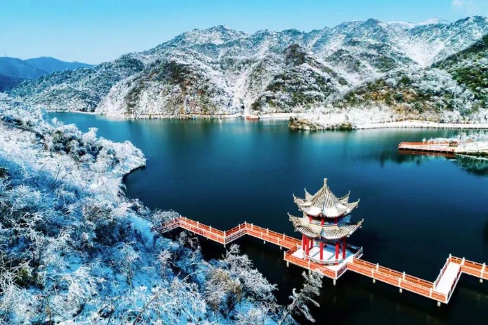 Yangming Mountain dons a cold covering