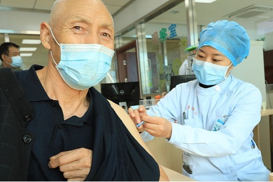 Few elderly Chinese people report adverse reactions from COVID-19 vaccination