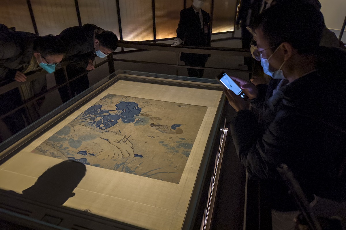 Shanghai Museum displays thousand-year-old silk tapestry