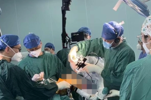 China-made robot does first knee replacement operation