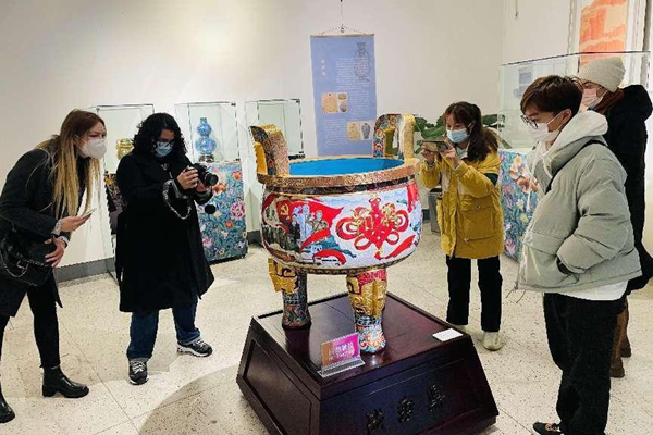 Intl students visit Shanghai-Alexandria photo exhibition