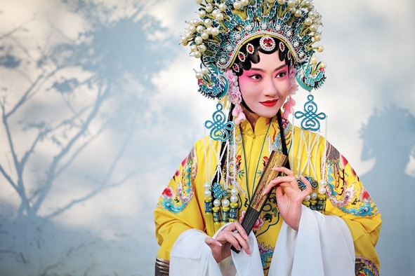 Experiencing charm of Peking Opera while cycling in Beijing