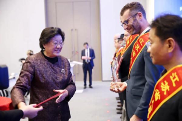 Two foreign teachers in Nanjing honored as 'Jiangsu envoys of friendship'