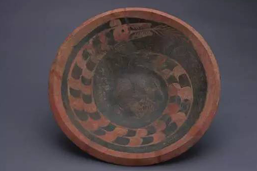 Neolithic pottery plate decorated with earliest dragon image