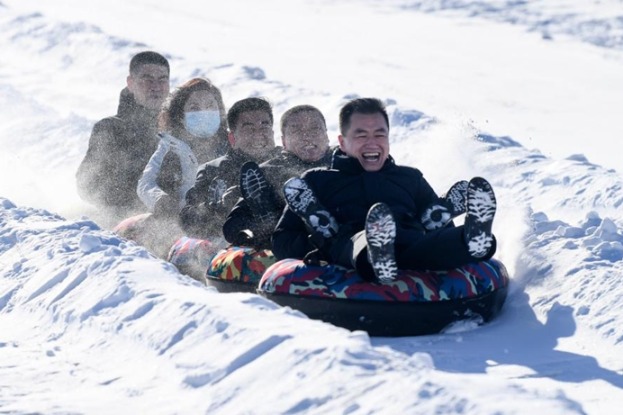 Ice-and-snow tourism heats up in Xinjiang