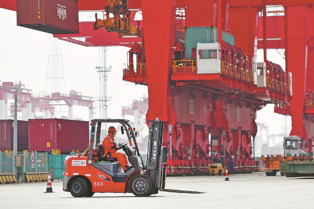 Shanghai port remains world's busiest container port
