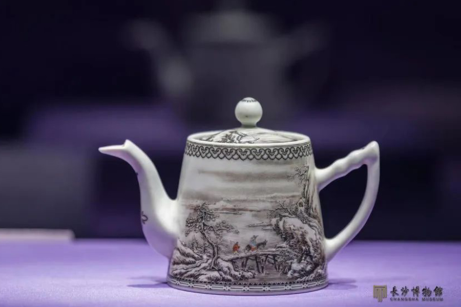 Hunan exhibit presents charm of ceramic paintings