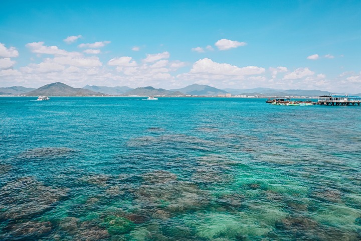 Gorgeous scenery of Hainan Island lures visitors