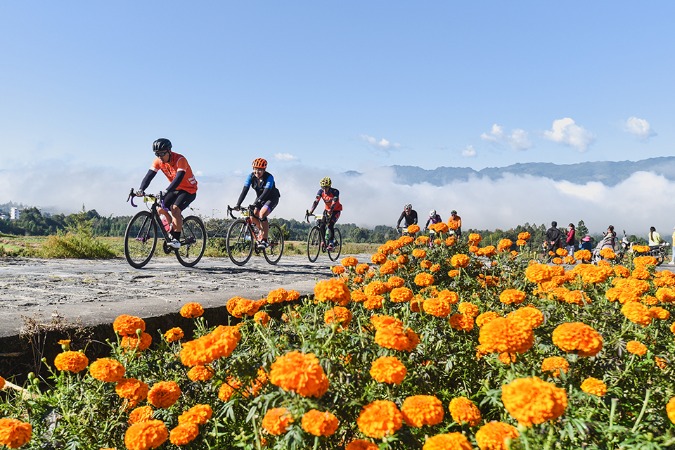 Cyclists enjoy amazing scenery of Yunnan during Granfondo cycling festival