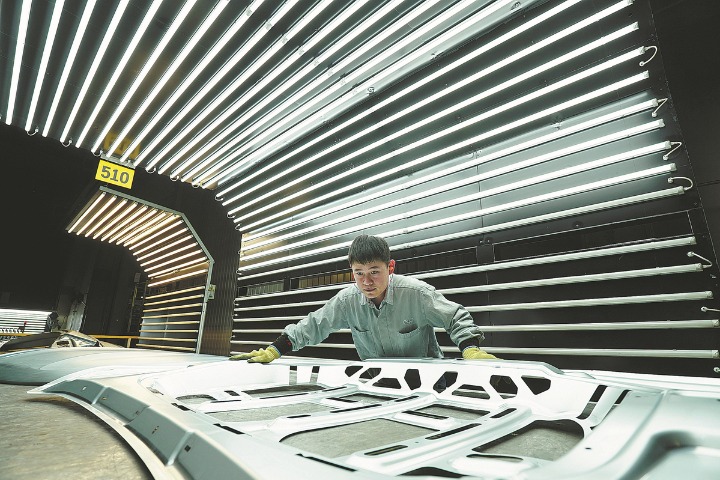 China's manufacturing activity contracts in December