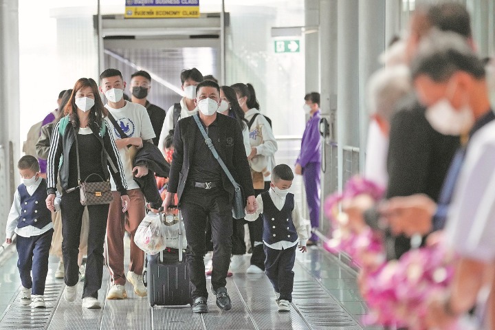 Spring Festival holiday sees surge in entry, exit trips