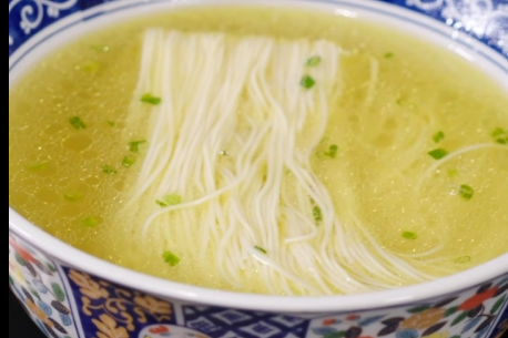 Silvery fine noodles in chicken soup