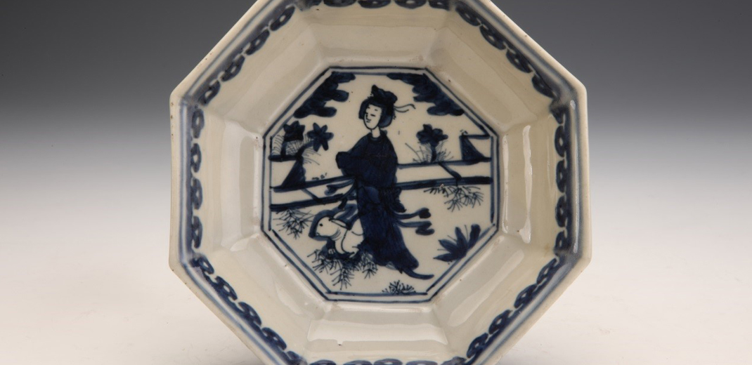 Ming Dynasty blue-and-white plate depicts Chang’e and rabbit