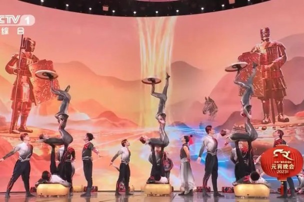 Acrobatic show depicts the charm of Chinese chess