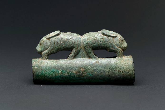 Western Zhou Dynasty horizontal drawbar decorated with twin hares