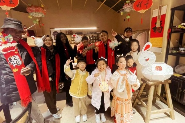 International students celebrate Lantern Festival at Yangzhou ancient street