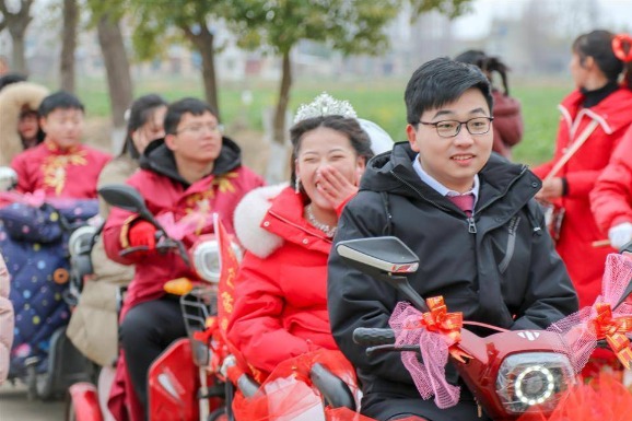 Hubei couple opt for romantic, not lavish, wedding