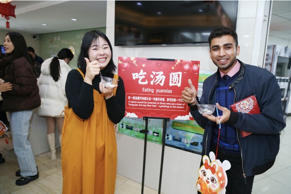 Intl students in Shanghai experience Lantern Festival customs