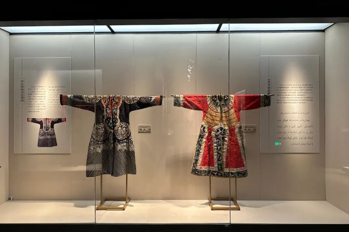 Qing Dynasty Uygur clothing on exhibit in Anhui