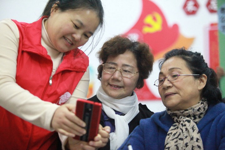 Half of China's population aged 65 to 69 use smartphones: survey