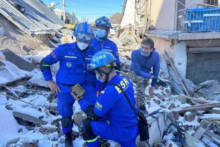 Chongqing Blue Sky Rescue Team finds two survivors in Malatya, Turkiye