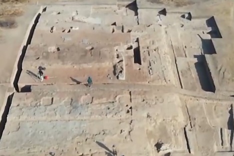 Chinese archaeologists find large building ruins in ancient imperial city