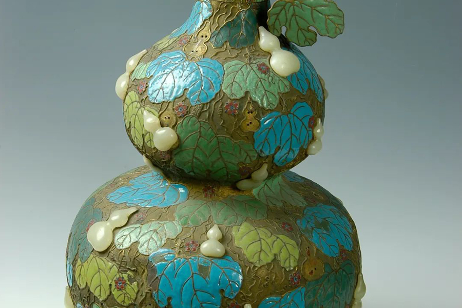 Qing Dynasty enamel gourd embedded with jade