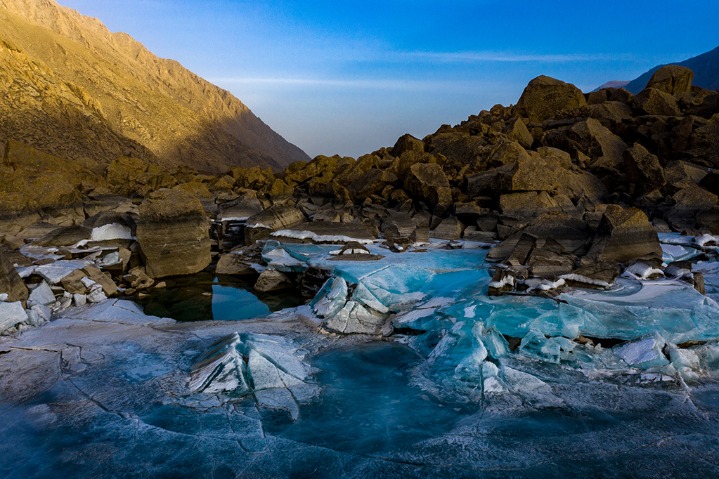 Magnificent melting lakes in Xinjiang