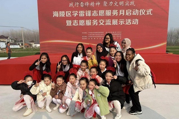 Jiangsu international students volunteer to teach at primary school