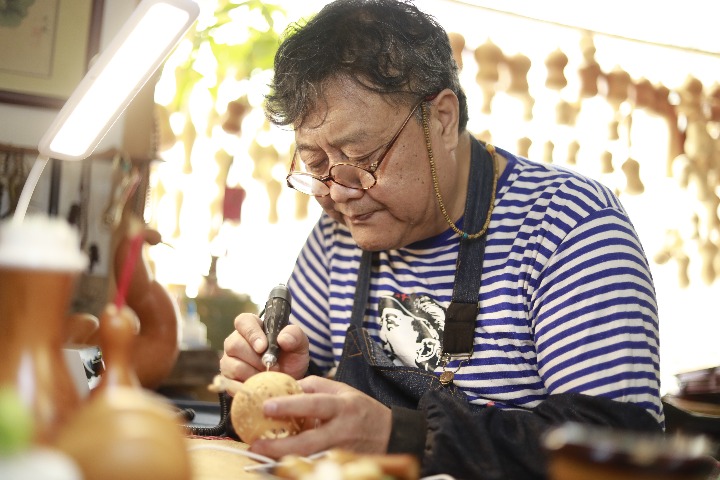 Gourd artist finds lamps are popular online