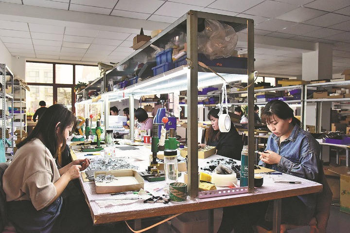 Qingxian county's makeup brush business facing bright future
