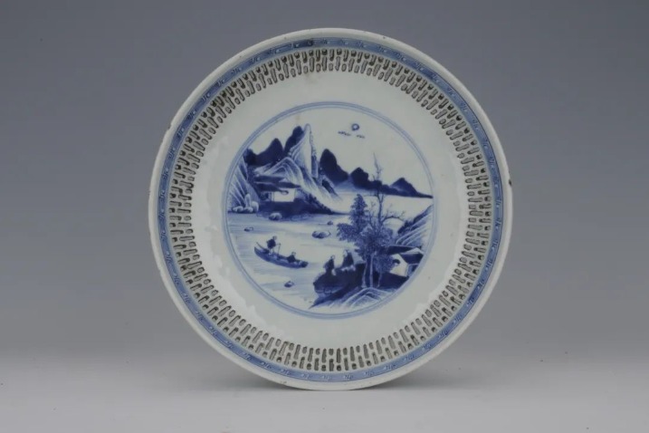 Ming and Qing dynasty ceramic plates on exhibit in Anhui
