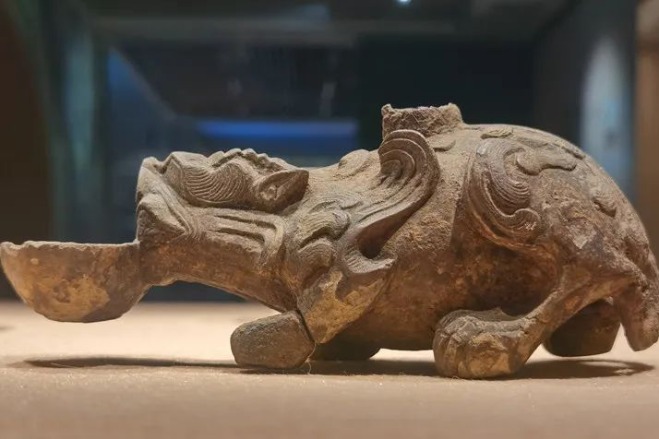 4th-century gilt bronze beast-shaped water dropper