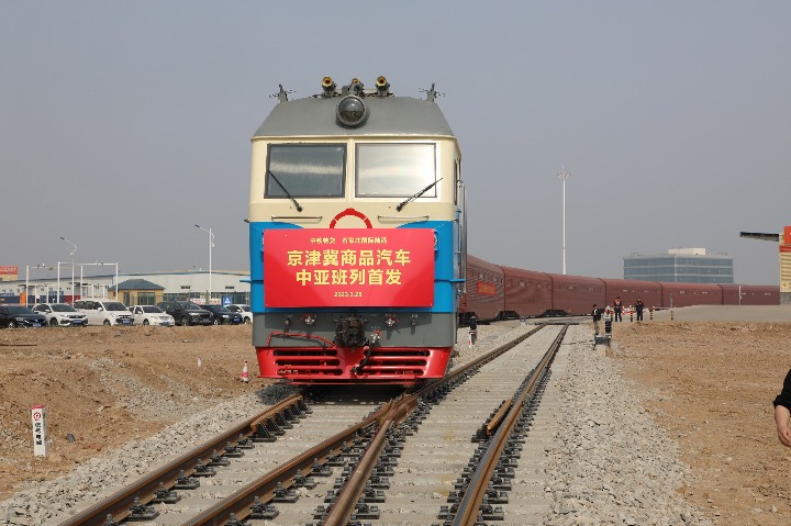 Train loaded with vehicles heads to Central Asia