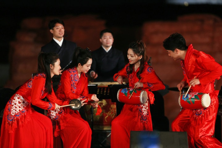 Chinese, Arab musicians perform in front of the Great Pyramids