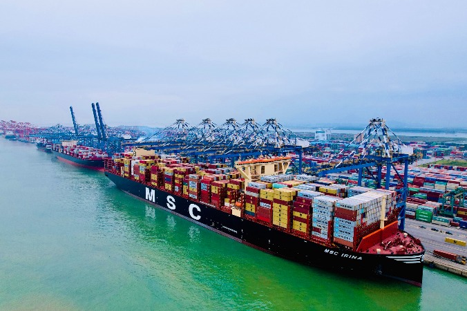 World's largest container ship docks in Guangzhou