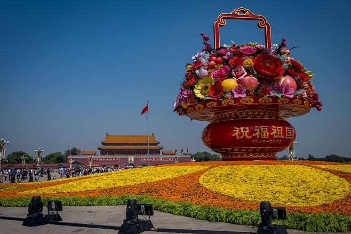 Flowerbeds adorn Beijing’s main thoroughfare to celebrate National Day