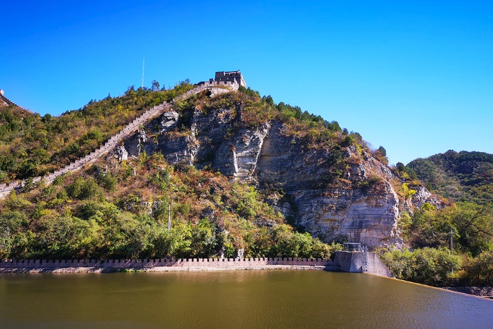 Juyongguan Great Wall amid red maple trees is an autumn delight