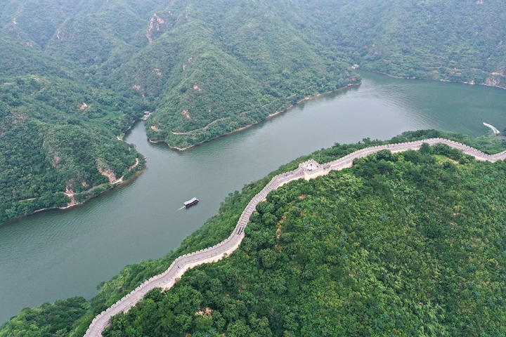 Lakeside Great Wall lures tourists in summer