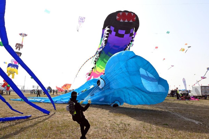 Over 600 enthusiasts kick off kite festival in Shandong