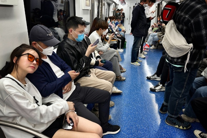 Beijing public transportation no longer requires passengers to wear masks