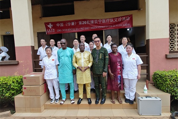 Chinese doctors organize free clinic in Benin