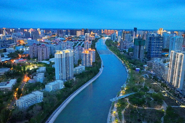 Night views of Korla in Xinjiang stun after its first rainfall of the year