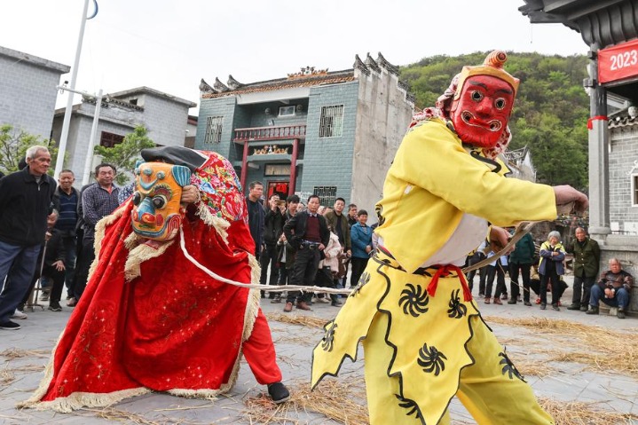 In Hunan, Nuo Opera drives bad things away