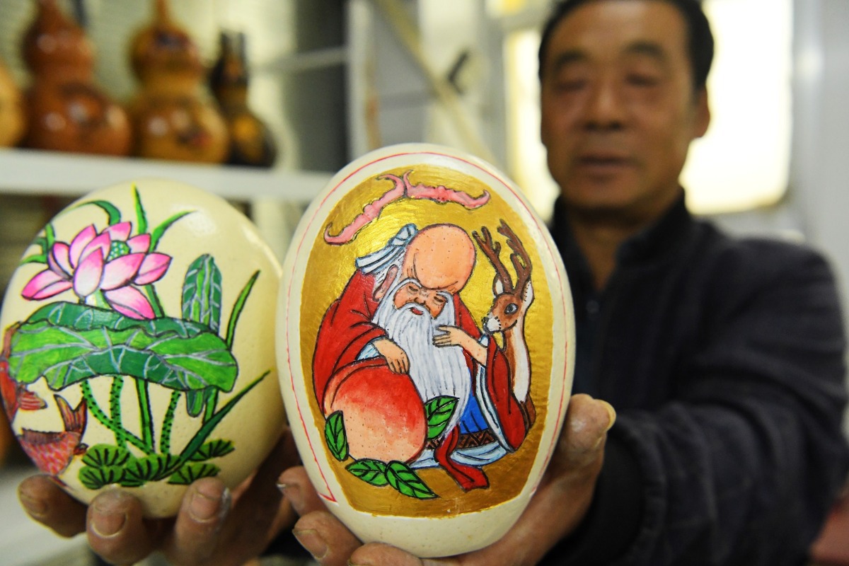 Hebei farmer carves fragile works of art on eggshells