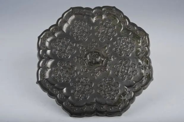 Tang Dynasty flower-shaped bronze mirror with auspicious patterns