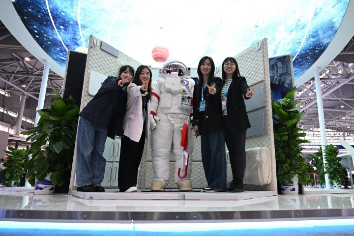 Expo gives visitors first-hand looks at China's aerospace industry