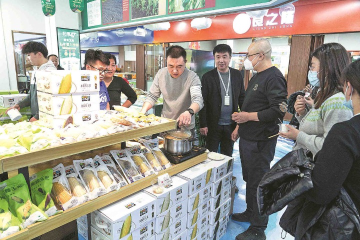 Baoding center hawks ready meals to wholesalers